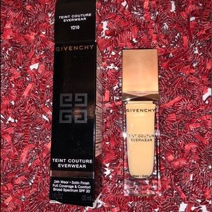 Y210 - Givenchy Tient Couture Everwear Foundation